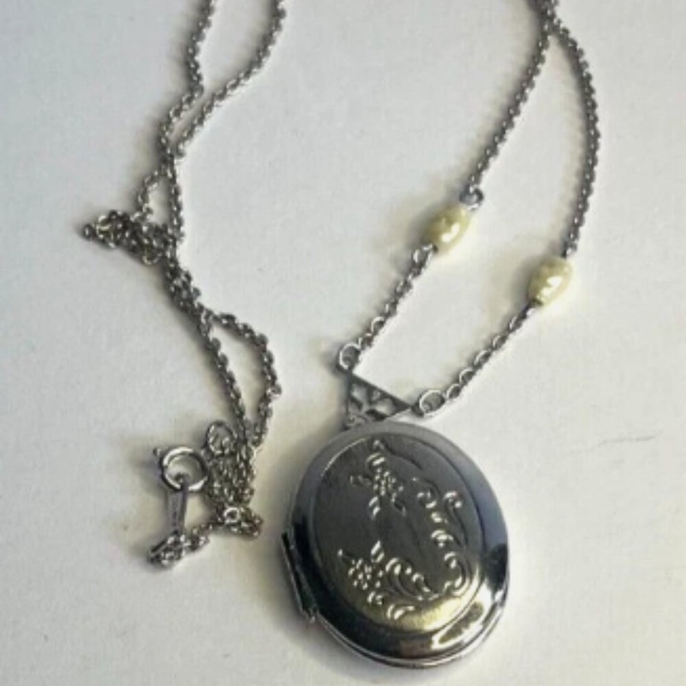 Avon 20" Engraved Necklace Locket Silver Flower and Grass Photo Pendant